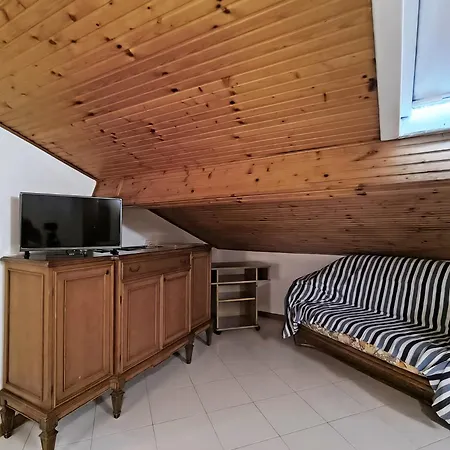 Apartment Il Rifugio Della Riviera, Your Cozy Perch Above The Flowers.